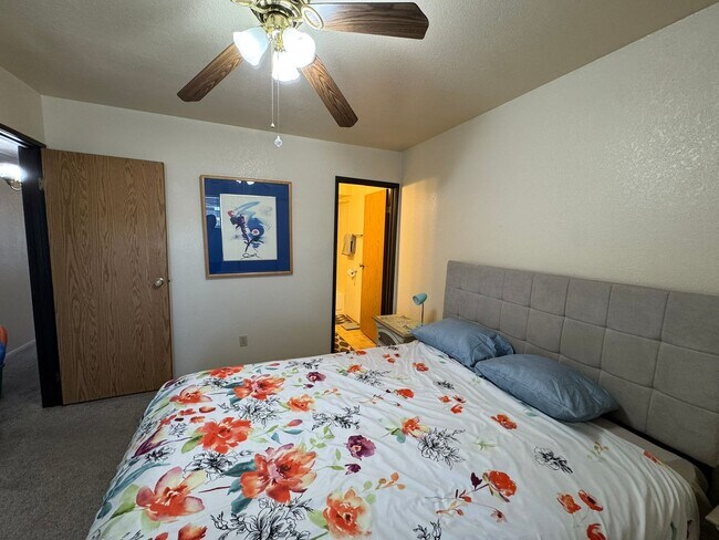 Building Photo - 2BR 2 BA Furnished  Condo across from Colorado Rivergated entry