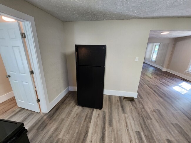 Building Photo - Spacious 2-Bedroom, 1-Bathroom Home AVAILABLE NOW!!