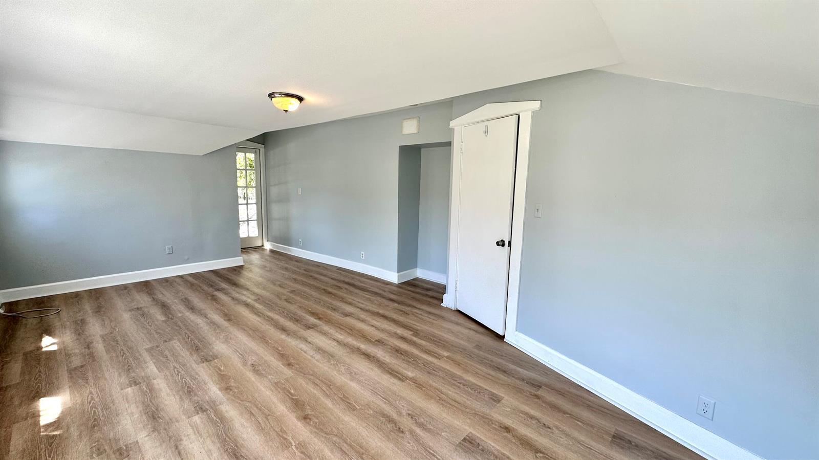 Building Photo - 313 S Lakeside Dr