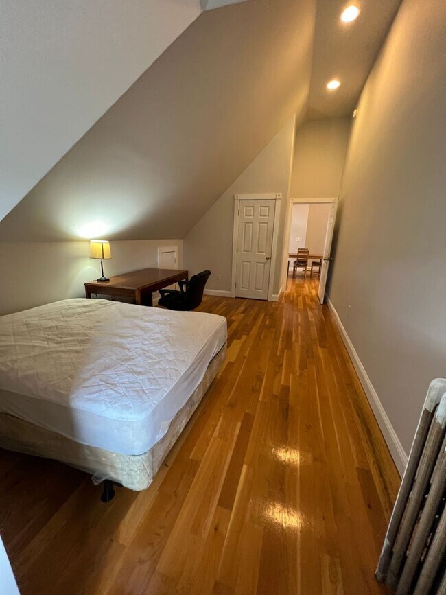 Building Photo - FG Rooms and Short Term Rentals