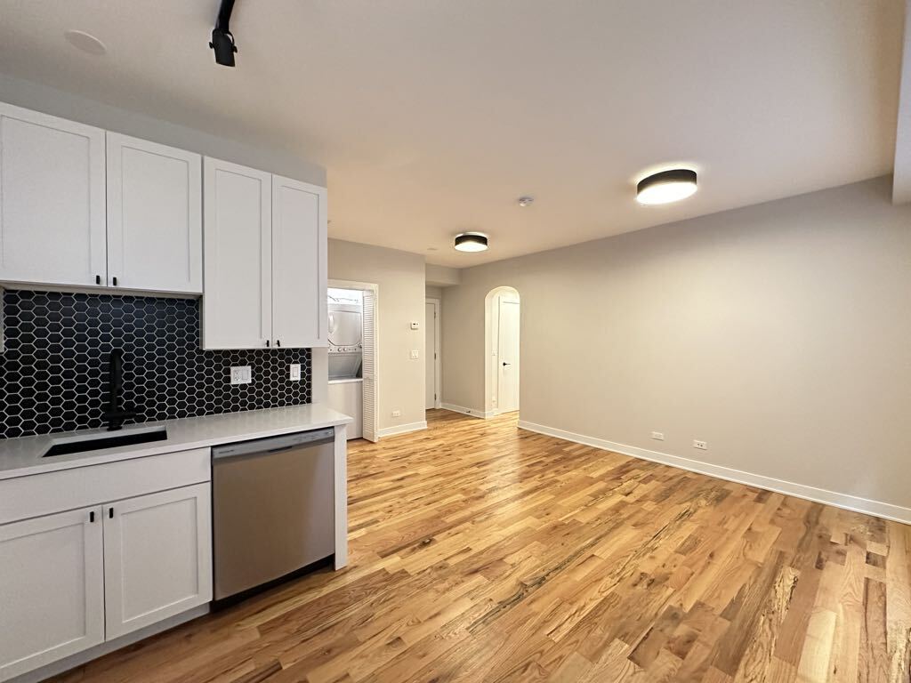 Building Photo - 643 W Wrightwood Ave