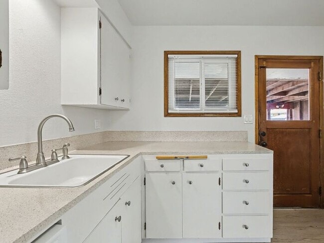 Building Photo - Duplex: 2 Bedrooms - Salem SE