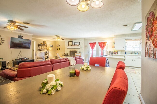 Building Photo - Great 3 bedroom 2 bathroom house in fantastic Location!