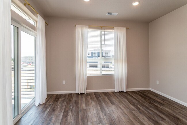 Building Photo - 10551 Spectrolite Pt