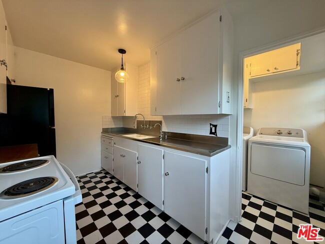 Building Photo - 5560 Village Green