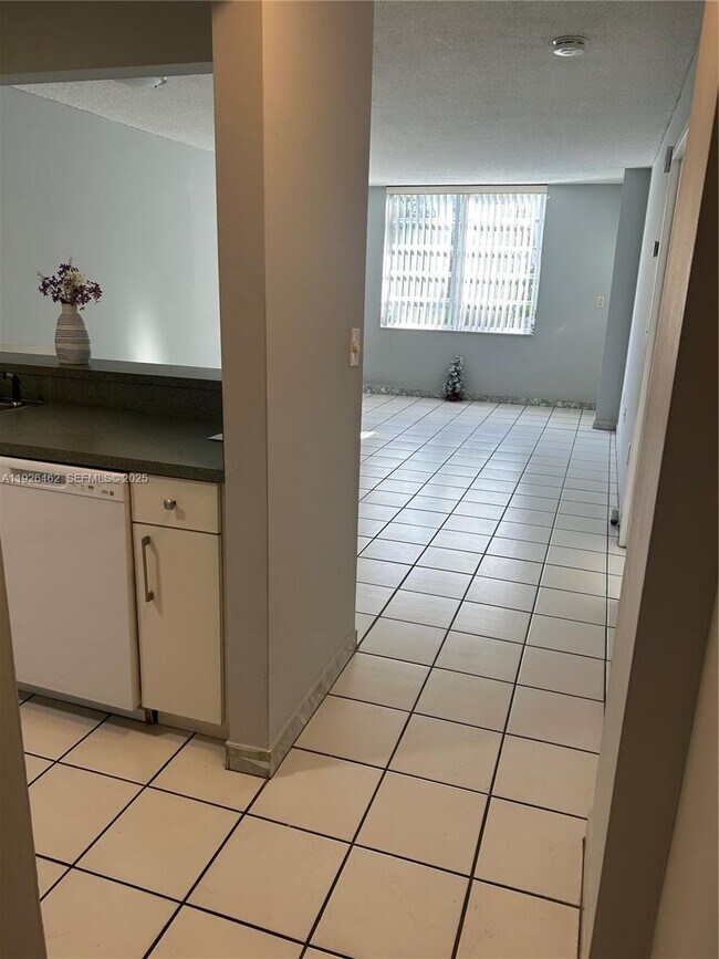 Building Photo - 1250 NE 125th St