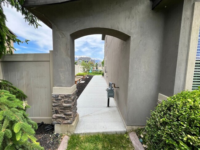 Building Photo - 2049 S Meadow Marsh Dr