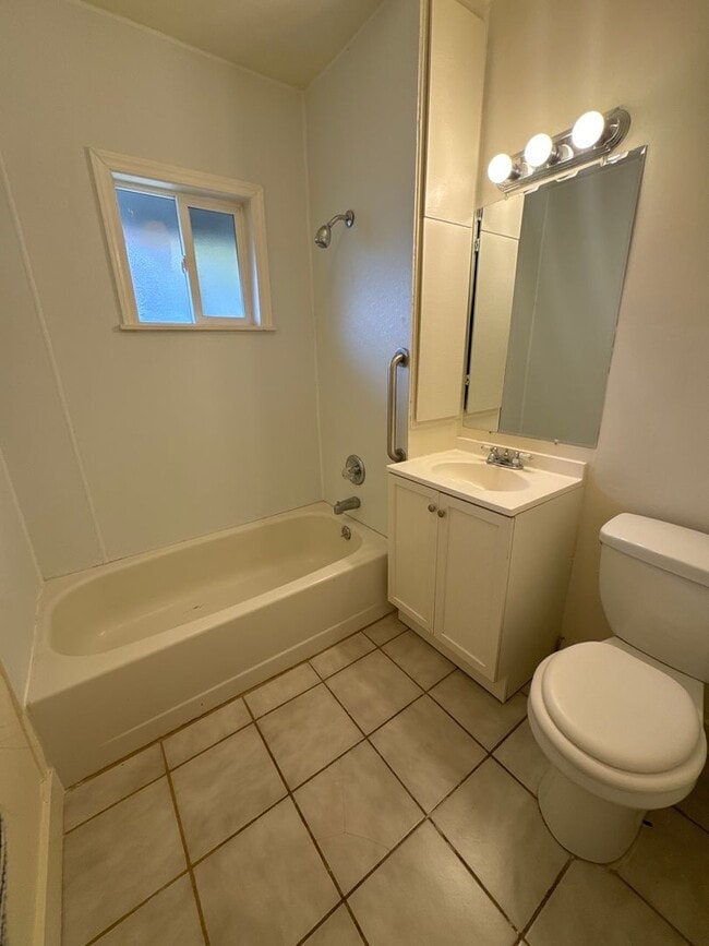 Building Photo - Cozy College Place Home