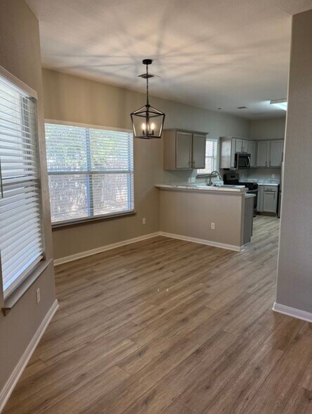 Building Photo - 2827 Southampton Way