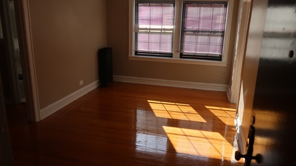 Building Photo - 1712 W Albion Ave