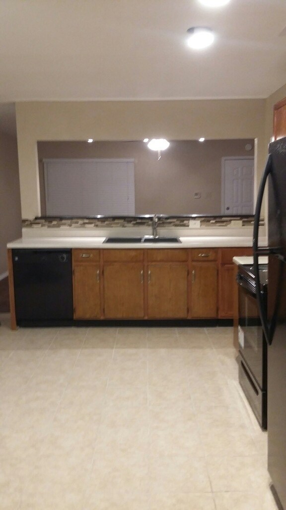 Building Photo - 804 Meadow Dale