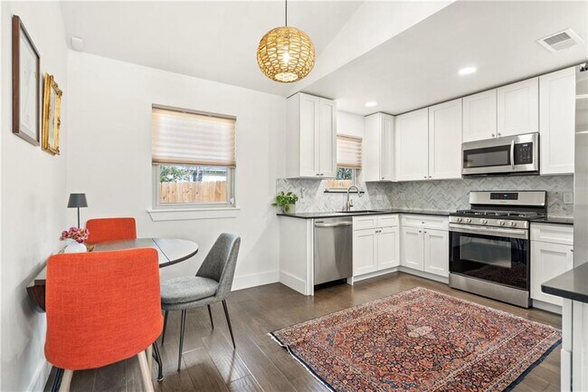 Building Photo - 4908 Rowena Ave