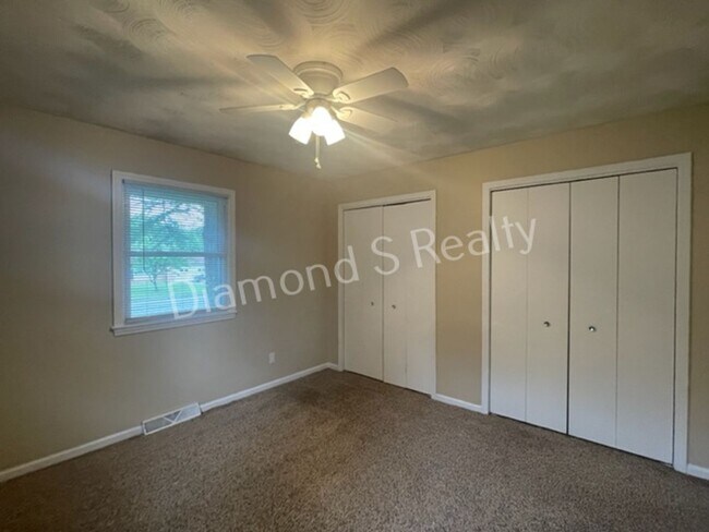 Building Photo - 4 Bedroom Home Available Now! Southwest Springfield!