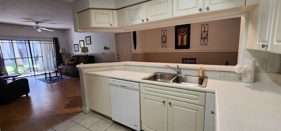 Building Photo - 3022 Alcazar Plz