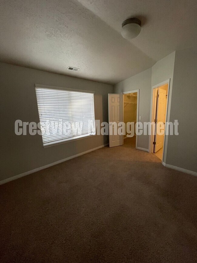 Building Photo - Charming 3-Bedroom Townhome with Garage in Sandy