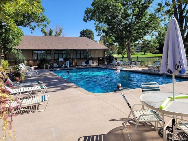 Building Photo - (55+) Newly Renovated 2br Condo in the Hea...