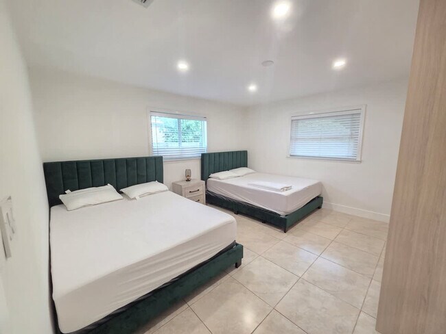 Building Photo - 806 NE 4th St