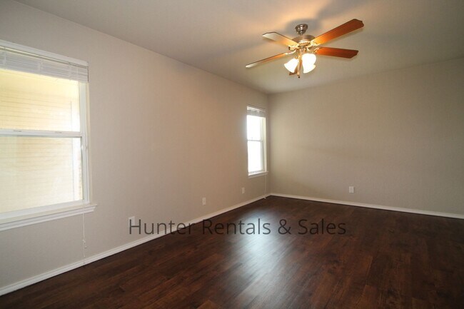 Building Photo - Fabulous Five Bedrooms!