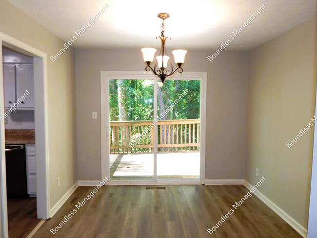 Building Photo - 2170 Wells Dr SE