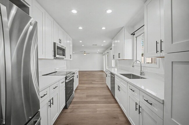 Building Photo - 6 Bed/ 3 Bath with Pool