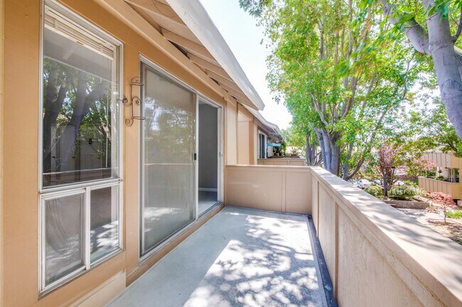 Building Photo - Wonderfully Remodeled 2 Bed, 1 Bath Condo w/ In Unit Laundry