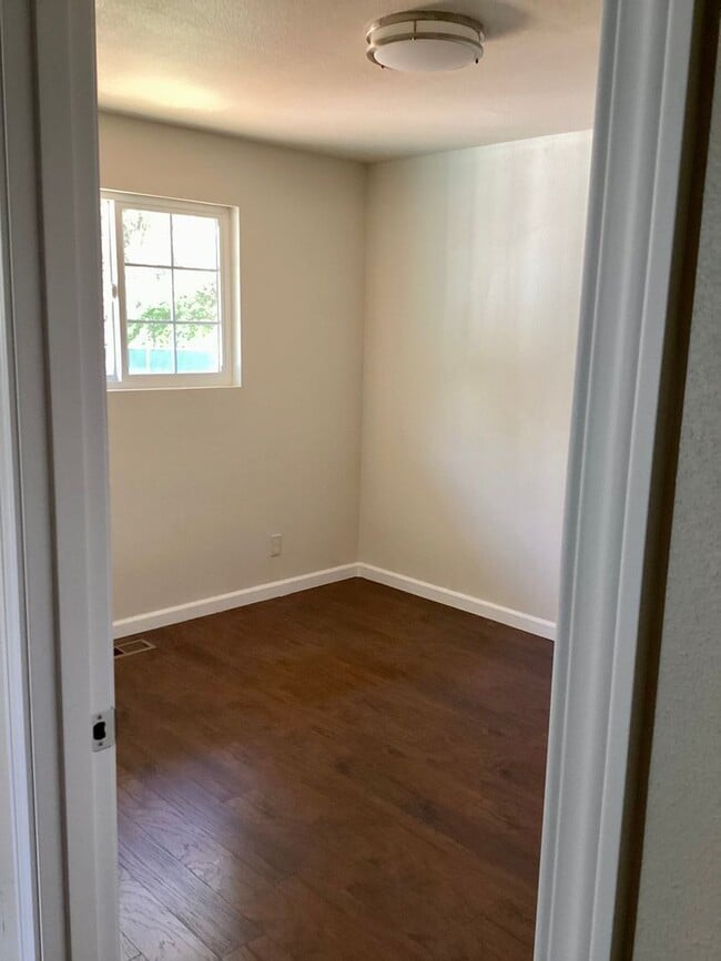 Building Photo - Renovated 4 bed 2 bath with large yard and...