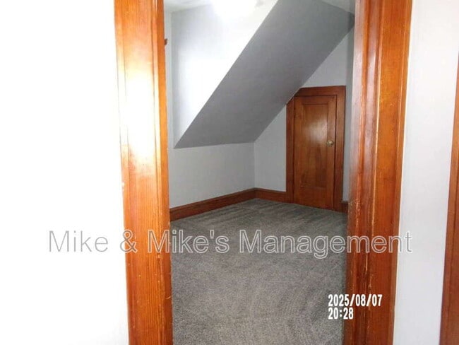 Building Photo - 1323 S 74th St