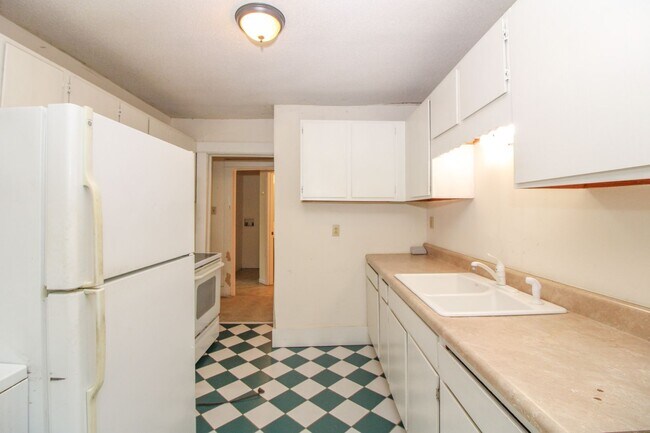 Building Photo - 1721 Cliff Dr