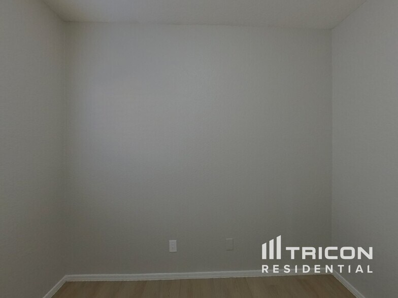 Building Photo - 7215 S 38th Dr