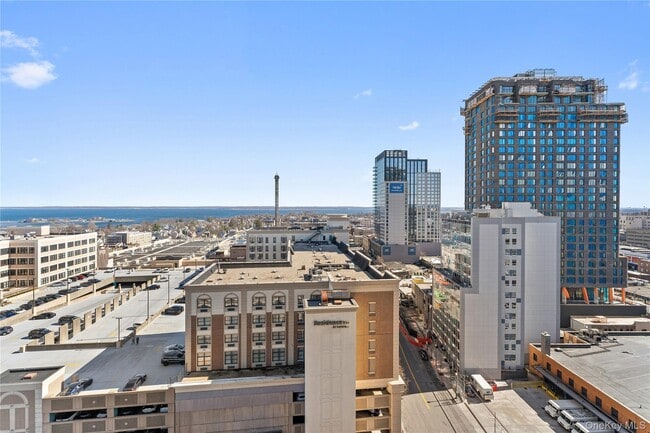 Building Photo - 175 Huguenot St