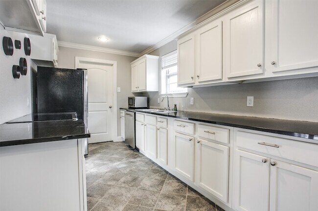 Building Photo - 2906 Sharpview Ln