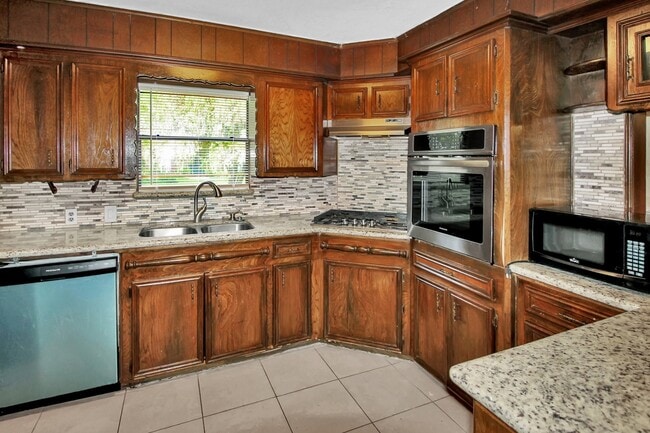 Building Photo - 110 Pamellia Dr