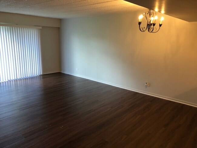 Building Photo - 103 N Milwaukee Ave