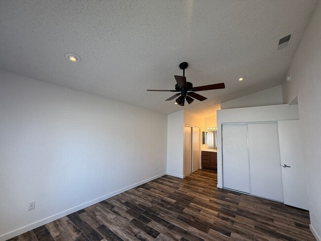 Building Photo - Palmdale 3 + 2 Available Now!