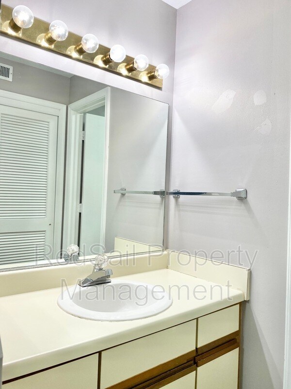 Building Photo - 15 Cape Dorey Dr