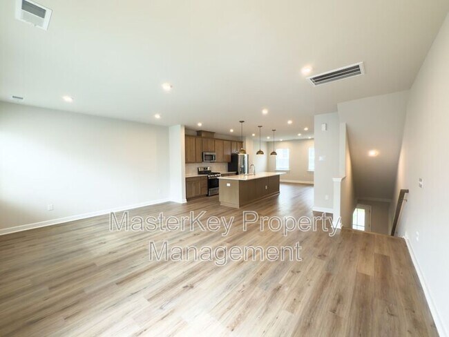 Building Photo - 804 Hillfarm Dr