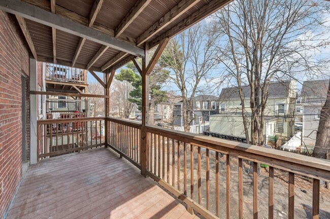 Building Photo - 105 School St