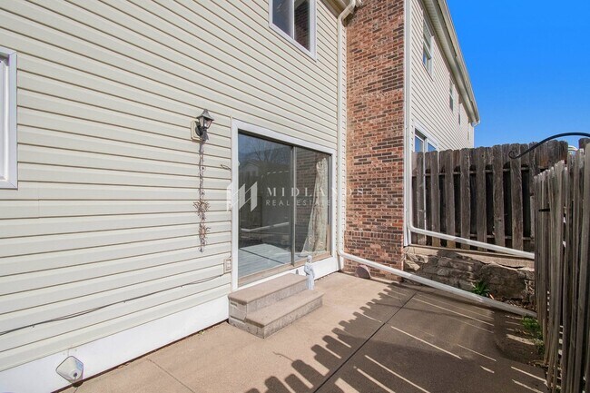 Building Photo - Bellevue Townhome