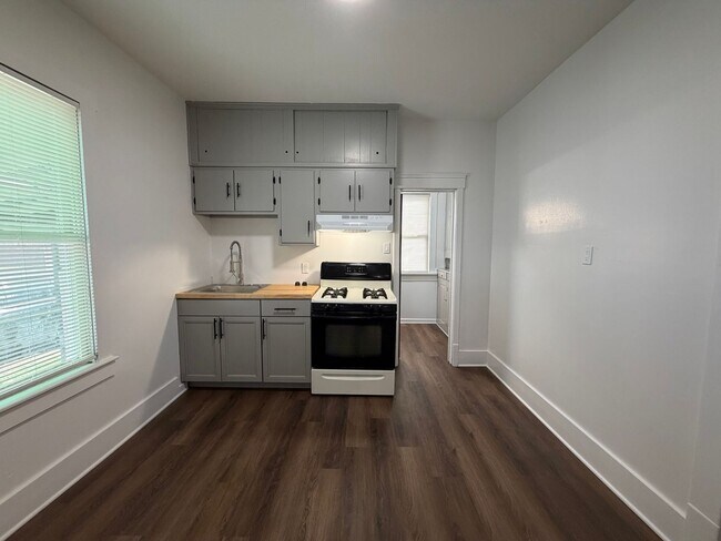 Building Photo - 1122-1124 Hoover Pl NW Canton Oh 44703   .UA .T1