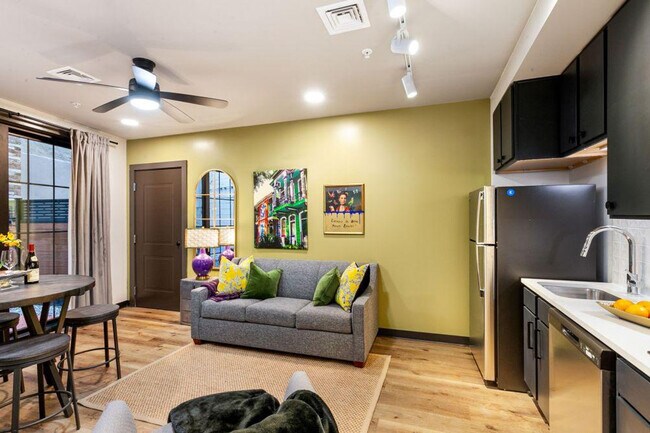 Building Photo - 611 Commerce St