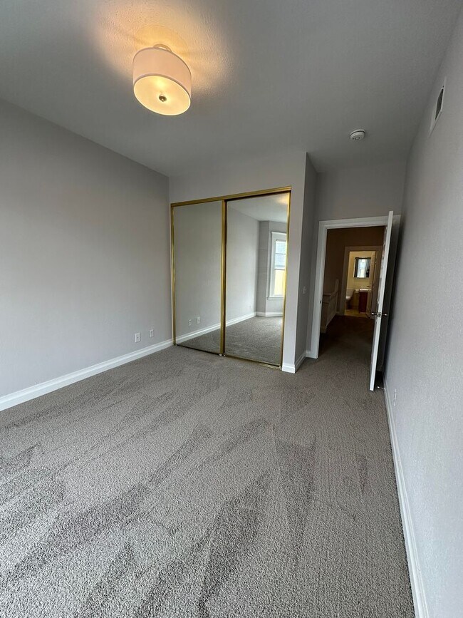 Building Photo - 817-819-821 Pierce Street