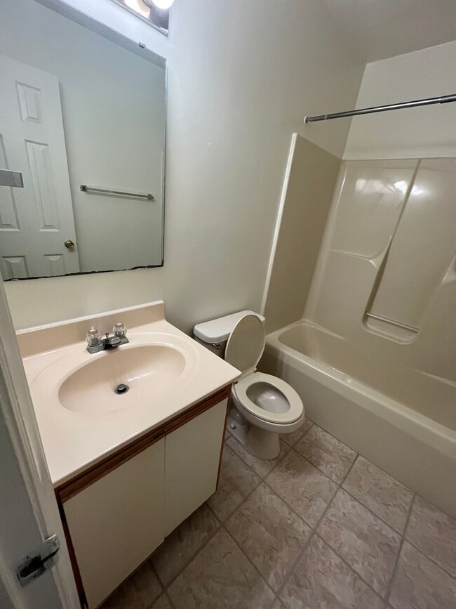 Building Photo - Large Townhome North Main Blacksburg