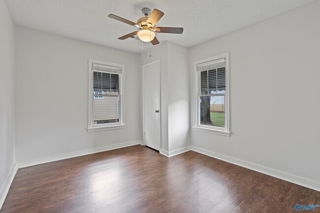 Building Photo - 1306 Oshaughnessy Ave NE