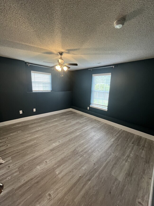 Building Photo - 723 Iron Horse Dr