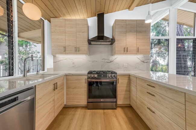 Building Photo - 3623 Serra Rd