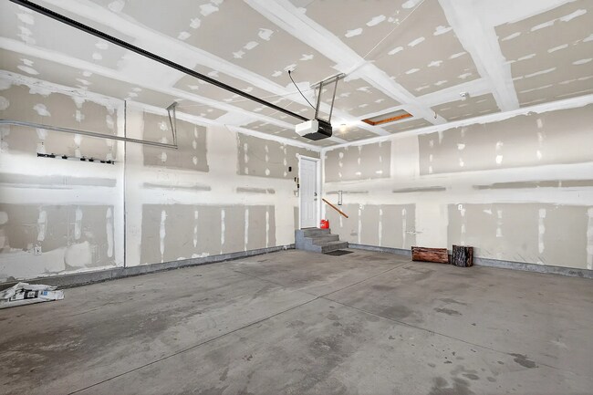 Building Photo - Impressive 5 bed/3 bath twin home in Chubbuck with just under 3000 square feet.