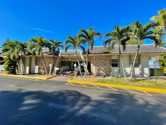 Building Photo - 1175 NE Miami Gardens Dr