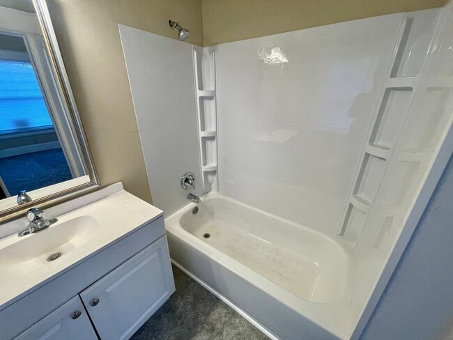 Building Photo - 919 S Douglas Ave