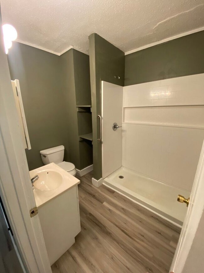 Building Photo - Cute, updated 3 bed/1 bath bungalow