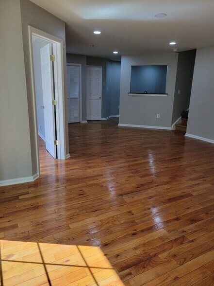 Building Photo - 103 Rip Van Dam Ct